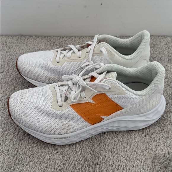 New Balance Women's Fresh Foam Arishi V4 Running Shoe, Orange and White - Size 7 - Picture 4 of 8
